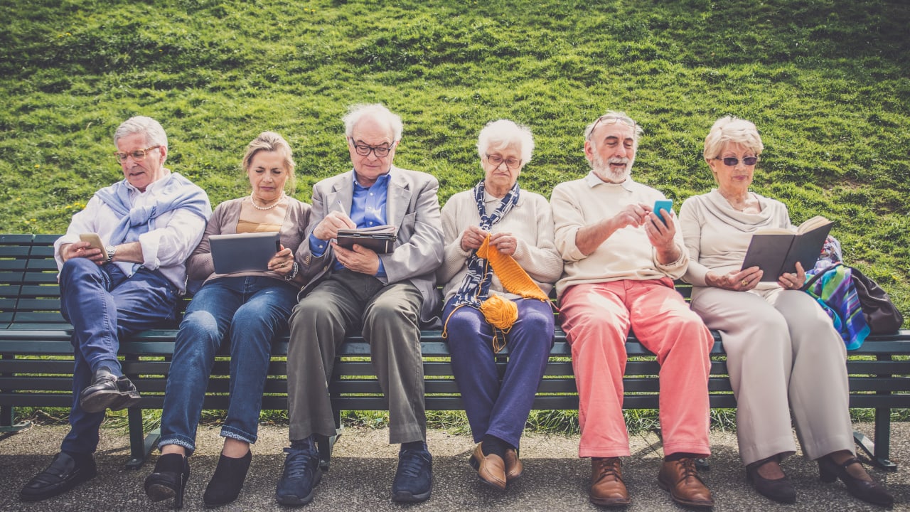 Alte Menschen auf einer Parkbank als Sinnbild für Work Item Age